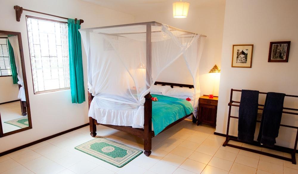 Flame Tree Hotel